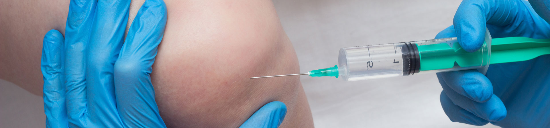 Nahaufnahme der Injektion von Hyaloronsäure in ein Knie