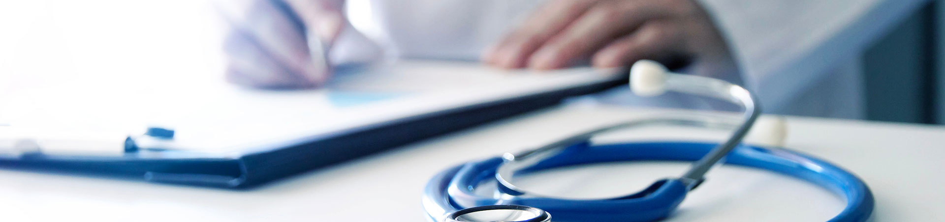 Header-Therapie Arzt macht sich Notizen