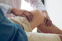Orthopäde untersucht Knie
