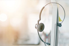 Headphone über einem Bildschirm hängend